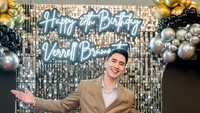 Sebagai aktor dan influencer ternama, Verrel Bramasta selalu tampil keren dan penuh kemewahan. Termasuk saat merayakan ulang tahunnya.  Foto: Instagram @bramastavrl