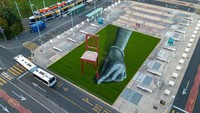 Mural ini dibuat oleh seniman Swiss Prancis SAYPE.  