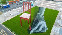 Mural tangan raksasa yang hendak memperbaiki kursi yang rusak ini mewakili seluruh dunia yang terlibat dan membantu perjuangan Handicap International.  