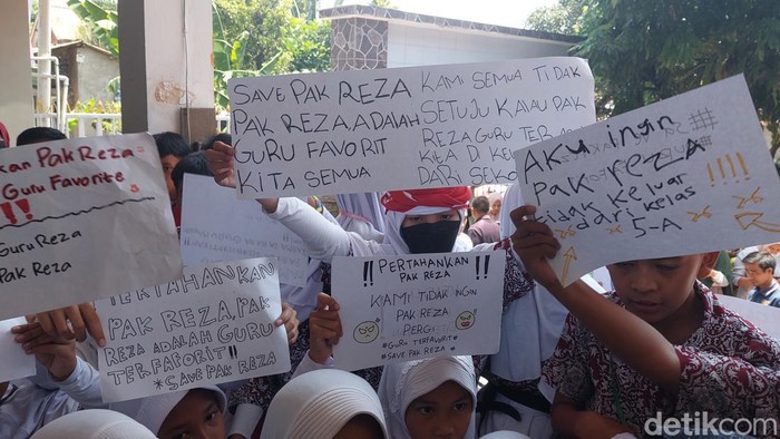 Murid tolak pemecatan guru SD di Bogor yang dianggap pelapor pungli PPDB