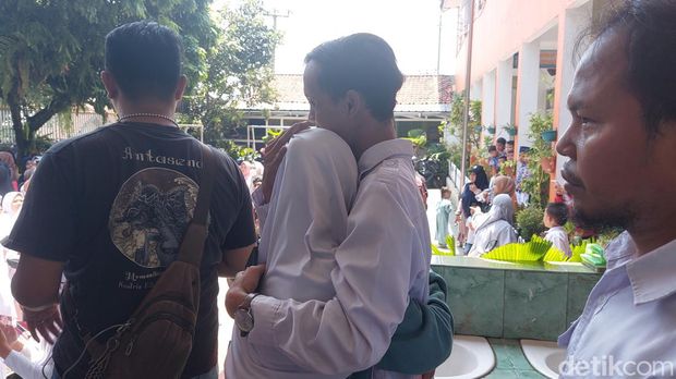 Murid tolak pemecatan guru SD di Bogor yang dianggap pelapor pungli PPDB