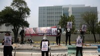Sejumlah aktivis pencinta hewan Primates Fight Back melakukan unjuk rasa di depan Kedutaan Besar Amerika Serikat, Rabu (13/9/2023).  