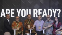 Presidential Advisory Council RI (tengah) Mayjen Pol (Purn) H Sidarto Danusubroto, Ministry Expert Staff for Economic & Investment Ministry of Public Works and Housing RI Dr. Dadang Rukmana (dua kanan) dan Director Energy, Engineering & Transport PT. Pamerindo Indonesia Lia Indriasari (kanan) saat membuka Indonesia Energy & Engineering Series di Jiexpo, Jakarta, Rabu (13/9/2023).  