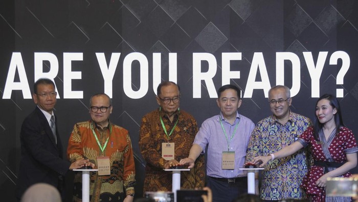 Presidential Advisory Council RI (tengah) Mayjen Pol (Purn) H Sidarto Danusubroto, Ministry Expert Staff for Economic & Investment Ministry of Public Works and Housing RI Dr. Dadang Rukmana (dua kanan) dan Director Energy, Engineering & Transport PT. Pamerindo Indonesia Lia Indriasari (kanan) saat membuka Indonesia Energy & Engineering Series di Jiexpo, Jakarta, Rabu (13/9/2023).
