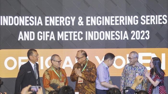 Pameran Indonesia Energy & Engineering 2023 Presidential Advisory Council RI (tengah) Mayjen Pol (Purn) H Sidarto Danusubroto, Ministry Expert Staff for Economic & Investment Ministry of Public Works and Housing RI Dr. Dadang Rukmana (dua kanan) dan Director Energy, Engineering & Transport PT. Pamerindo Indonesia Lia Indriasari (kanan) saat membuka Indonesia Energy & Engineering Series di Jiexpo, Jakarta, Rabu (13/9/2023).