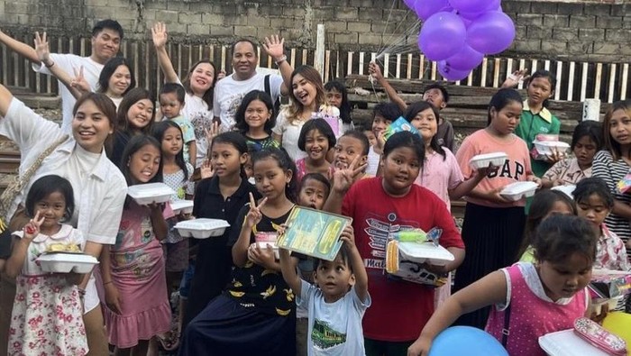 Para pemuda di Komunitas Wepose Surabaya saat bercengkerama dengan anak-anak kurang beruntung di Surabaya.