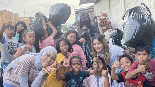 Para pemuda di Komunitas Wepose Surabaya saat bercengkerama dengan anak-anak kurang beruntung di Surabaya.