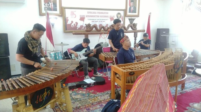 Para seniman Saung Angklung Udjo berlatih sebelum konser di Maroko.