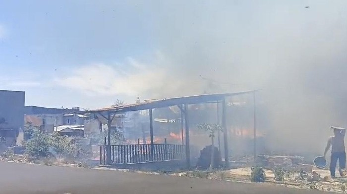 Kebakaran melanda tiga rumah di Kota Parepare, Sulawesi Selatan (Sulsel). Dua rumah di antaranya ludes terbakar.