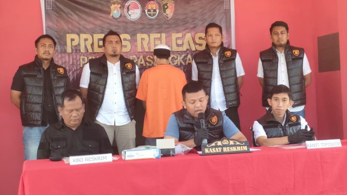 Mantan Kades Kulu di Kabupaten Pasangkayu, Sulawesi Barat (Sulbar) berinisial AN (40) ditetapkan tersangka kasus korupsi dana desa tahun anggaran 2020 dan 2021.