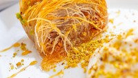 Pastry asal Yunani ini bernama kataifi. Berupa phyllo pastry yang diiris halus dan diberikan isian pasta kacang atau susu. Kataifi ini biasanya menjadi camilan pendamping minum teh atau kopi. Foto: Getty Images/iStockphoto
