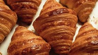 Croissant merupakan jenis viennoiserie Prancis yang populer. Roti ini teksturnya berongga dengan beberapa lapisan adonan tipis renyah yang berbentuk bulan sabit atau tapal kuda. Foto: Getty Images/iStockphoto