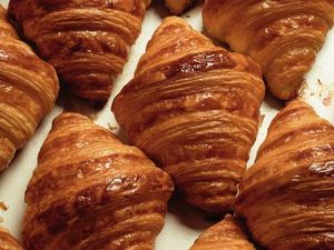 Sarapan Kue Atau Pastry Bikin Perut Buncit? Ini Penjelasannya!