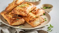 Puff pastry sekilas mirip seperti croissant, tapi jika melihat karakteristiknya sungguh berbeda. Jika croissant lebih mirip roti, puff pastry lebih ringan dan renyah. Biasanya diberikan isian manis atau gurih. Foto: Getty Images/iStockphoto