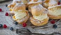 Choux merupakan pastry cantik dari Prancis. Choix paste sangat unik karena konsistensinya lebih mirip dengan adonan kue dibandingkan adonan cake. Choux juga diberikan isian krim vanilla yang manis creamy. Foto: Getty Images/iStockphoto