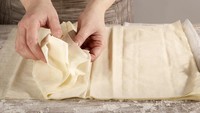 Phyllo adalah adonan kue yang rapuh dan sangat tipis yang terbuat dari tepung, air, garam, dan minyak. Jenis pastry ini juga berasal dari Yunani yang dalam bahasanya memiliki arti daun. Foto: Getty Images/iStockphoto
