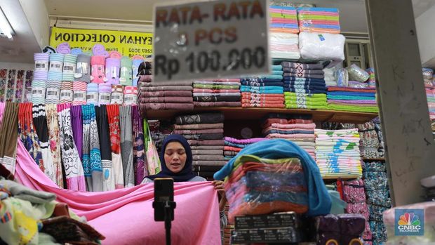 Pedagang menawarkan produk daganganya secara daring melalui siaran langsung di Pasar Tanah Abang, Blok B, Jakarta, Rabu (13/9/2023). (CNBC Indonesia/Muhammad Sabki)