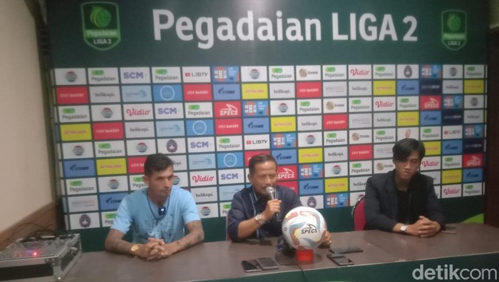 Pelatih Persela Lamongan Djadjang Nurdjaman saat bongkar kesiapan pemainnya.