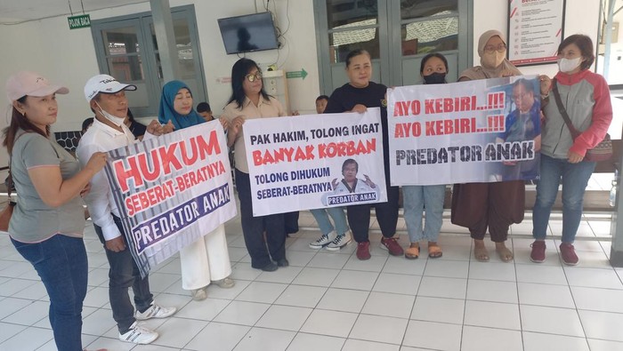 Orang tua korban pencabulan anak dengan terdakwa Donny Susanto, membawa spanduk di Pengadilan Negeri (PN) Solo, Rabu (13/9/2023)