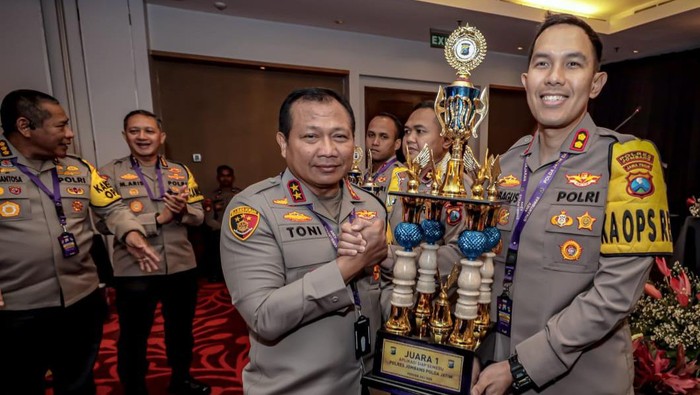 Pemberian penghargaan untuk Polres Jombang.