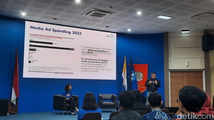 Pemimpin Redaksi Alfito Deannova saat memberikan workshop di acara detikJogja di FEB UGM