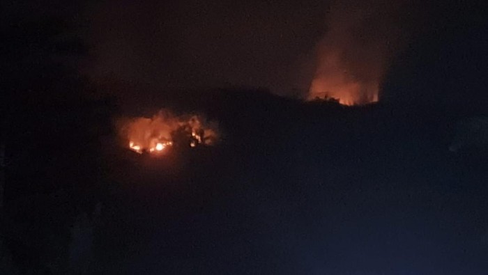 Penampakan kebakaran Gunung Ranggagading dari kejauhan