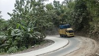 Pengendara roda dua melintas di jalan yang sedang di perbaiki di Leuwidamar, Lebak, Banten, Selasa (12/9/2023). ANTARA FOTO/Muhammad Bagus Khoirunas/hp. 