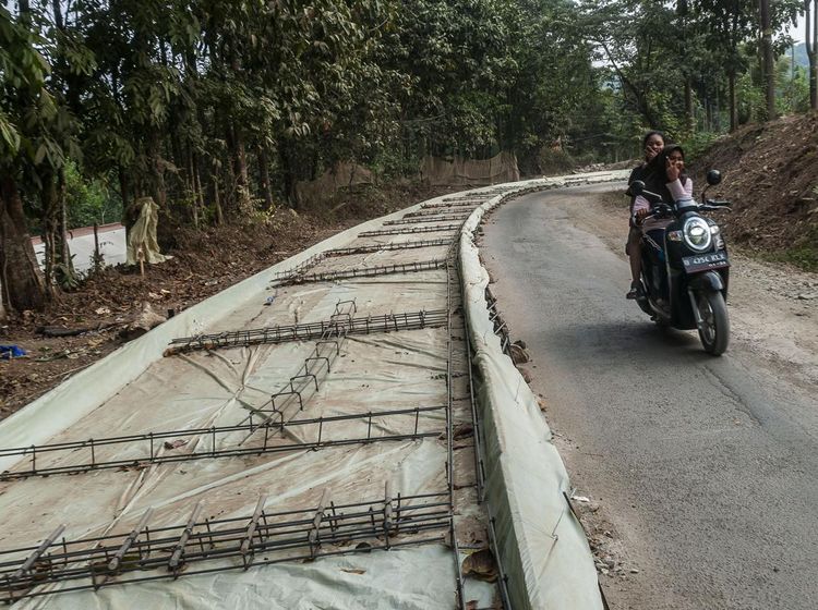 Akses Jalan Menuju Kawasan Wisata Badui Diperbaiki