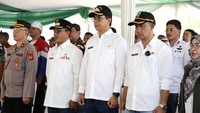 Pria yang akrab disapa Kang DS itu pun mengenang masa ketika dirinya menjabat sebagai Kepala Desa Tegalluar di usia 26 tahun. Menurutnya kala itu masyarakat seringkali kesulitan ketika hendak membawa keluarga yang sakit untuk dirawat.