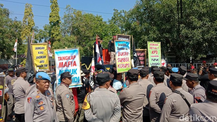 Petani Indramayu demo gagal panen di Kantor Bupati Indramayu, Rabu (13/9/2023).