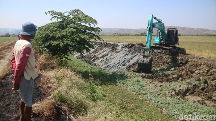 Petani swadaya melakukan pengerukan Sungai Kali Jeratun di Undaan, Kudus, Rabu (13/9/2023).