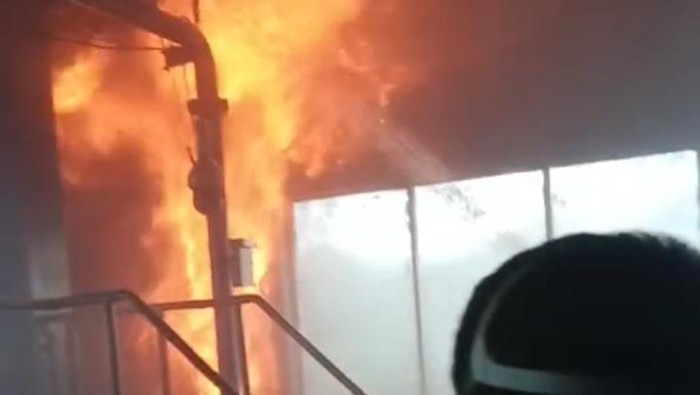 Petugas memadamkan api di unit 1 PLTU Nii Tanasa Kabupaten Konawe, Sulawesi Tenggara (Sultra).