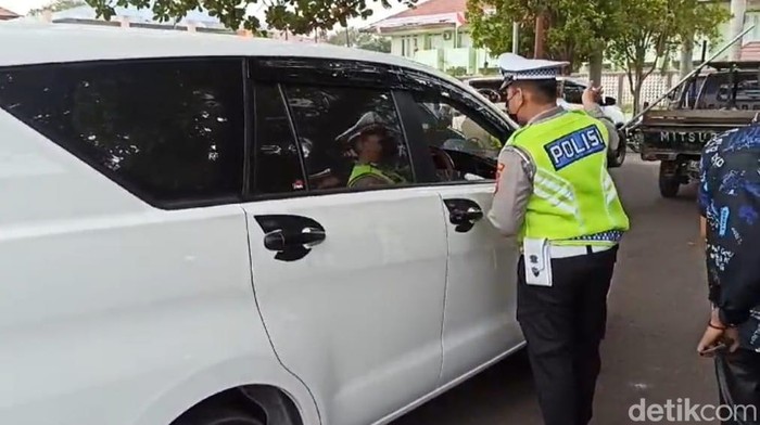 Polisi melakukan razia kendaraan yang tidak membayar pajak