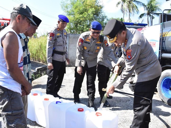 Polisi-TNI menyalurkan 36 ton air bersih untuk warga kekeringan di Banga Tengah