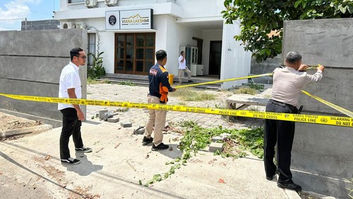 Satreskrim Polresta Denpasar menyita barang bukti dan memasang garis polisi di kantor LABHI Bali, Denpasar, pada Selasa (12/9/2023).
