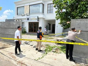 Polisi Sita Barang Bukti dari Kantor LABHI Bali yang Disegel Preman