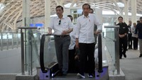 Sebelum menjenguk, Jokowi sempat mendoakan Luhut yang masih menjalani pemulihan di Singapura agar lekas diberi kesembuhan. Doa itu disampaikan Jokowi saat menyaksikan pertandingan kualifikasi piala dunia Indonesia Vs Brunei Darussalam di GBK, Kamis (12/10/2023) malam. (Foto: ANTARA FOTO/RAISAN AL FARISI)