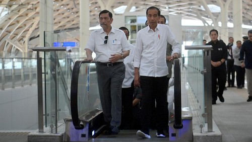 Presiden Joko Widodo (kanan) bersama Menko Kemaritiman dan Investasi Luhut Binsar Pandjaitan (kiri) meninjau Stasiun Kereta Cepat Jakarta Bandung (KCJB) di Padalarang Kabupaten Bandung Barat, Jawa Barat, Rabu (13/9/2023). Presiden Joko Widodo mencoba kereta cepat dari Stasiun Halim menuju Stasiun Padalarang dan dilanjutkan dengan menggunakan kereta pengumpan dari Stasiun Padalarang menuju Stasiun Bandung. ANTARA FOTO/Raisan Al Farisi/nym.