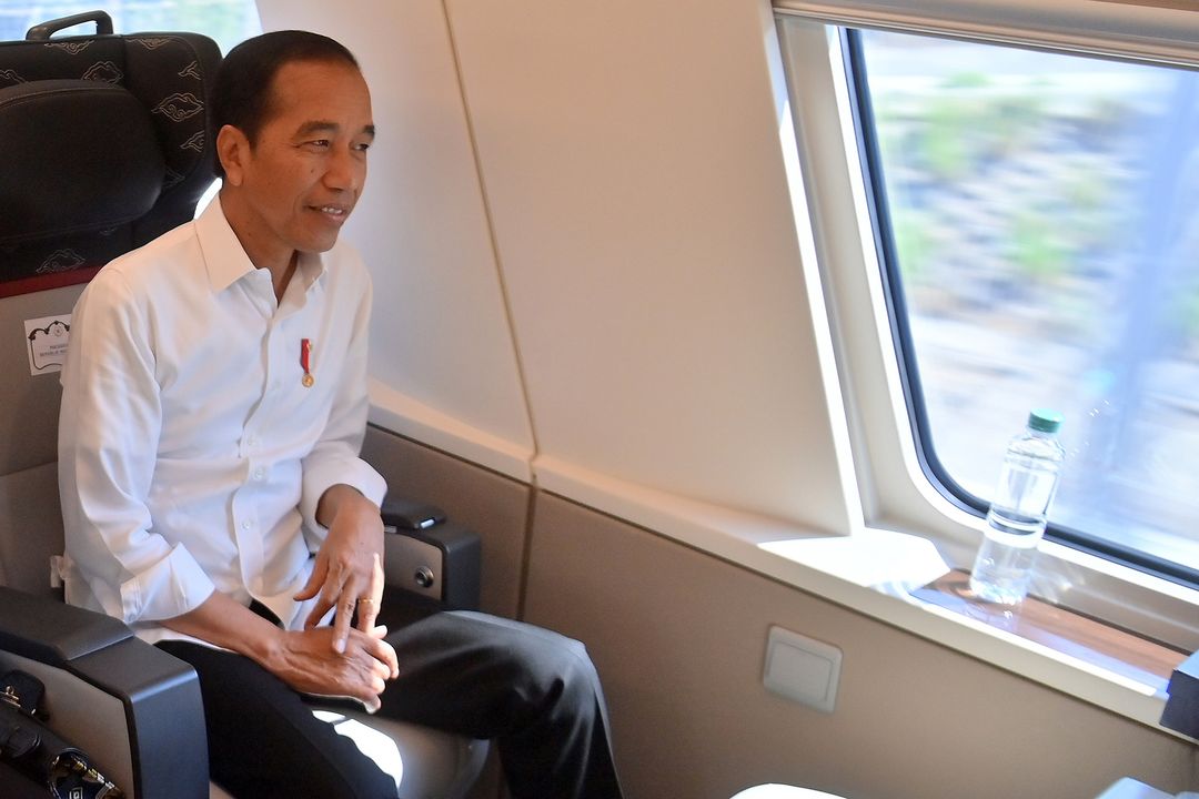 Presiden Joko Widodo (kanan) bersama Menko Kemaritiman dan Investasi Luhut Binsar Pandjaitan (kiri) meninjau Stasiun Kereta Cepat Jakarta Bandung (KCJB) di Padalarang Kabupaten Bandung Barat, Jawa Barat, Rabu (13/9/2023). Presiden Joko Widodo mencoba kereta cepat dari Stasiun Halim menuju Stasiun Padalarang dan dilanjutkan dengan menggunakan kereta pengumpan dari Stasiun Padalarang menuju Stasiun Bandung. ANTARA FOTO/Raisan Al Farisi/nym.