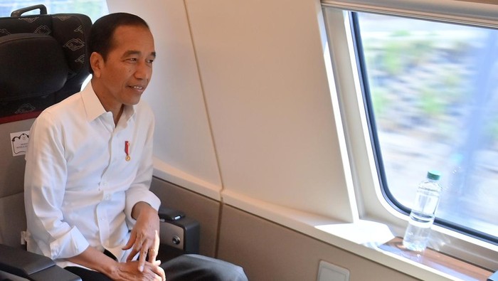 Presiden Joko Widodo (kanan) bersama Menko Kemaritiman dan Investasi Luhut Binsar Pandjaitan (kiri) meninjau Stasiun Kereta Cepat Jakarta Bandung (KCJB) di Padalarang Kabupaten Bandung Barat, Jawa Barat, Rabu (13/9/2023). Presiden Joko Widodo mencoba kereta cepat dari Stasiun Halim menuju Stasiun Padalarang dan dilanjutkan dengan menggunakan kereta pengumpan dari Stasiun Padalarang menuju Stasiun Bandung. ANTARA FOTO/Raisan Al Farisi/nym.