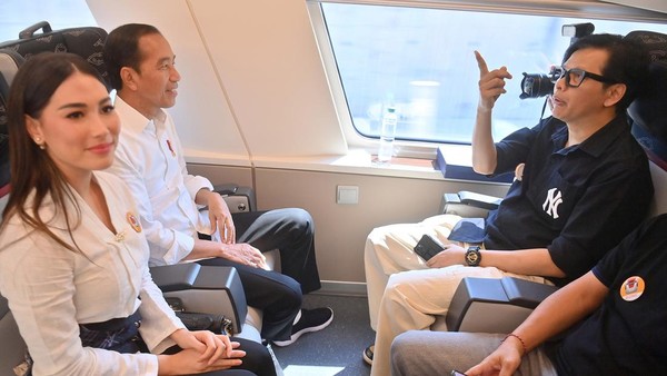 Tengok Lagi Momen Jokowi Jajal Kereta Cepat Bareng Artis