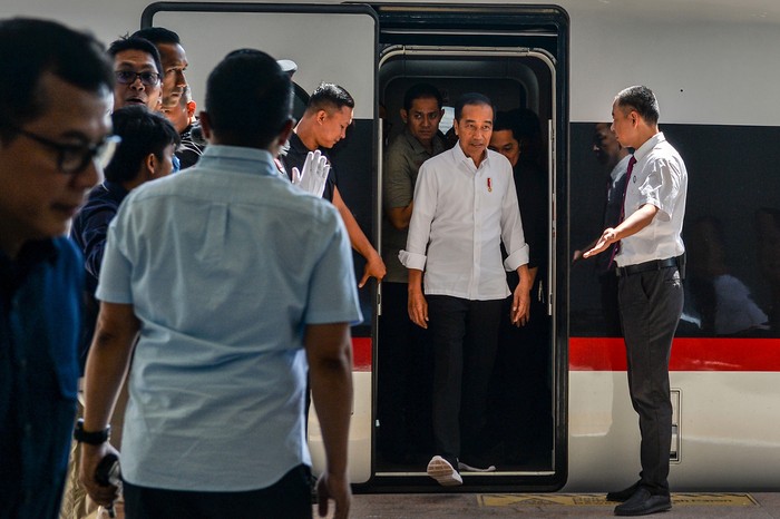 Presiden Joko Widodo (kanan) bersama Menko Kemaritiman dan Investasi Luhut Binsar Pandjaitan (kiri) meninjau Stasiun Kereta Cepat Jakarta Bandung (KCJB) di Padalarang Kabupaten Bandung Barat, Jawa Barat, Rabu (13/9/2023). Presiden Joko Widodo mencoba kereta cepat dari Stasiun Halim menuju Stasiun Padalarang dan dilanjutkan dengan menggunakan kereta pengumpan dari Stasiun Padalarang menuju Stasiun Bandung. ANTARA FOTO/Raisan Al Farisi/nym.
