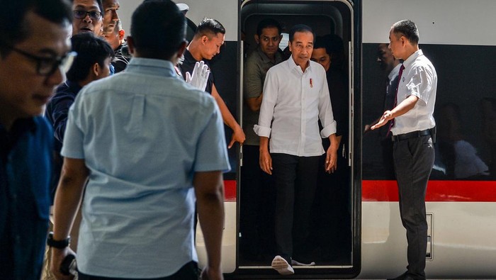 Presiden Joko Widodo (kanan) bersama Menko Kemaritiman dan Investasi Luhut Binsar Pandjaitan (kiri) meninjau Stasiun Kereta Cepat Jakarta Bandung (KCJB) di Padalarang Kabupaten Bandung Barat, Jawa Barat, Rabu (13/9/2023). Presiden Joko Widodo mencoba kereta cepat dari Stasiun Halim menuju Stasiun Padalarang dan dilanjutkan dengan menggunakan kereta pengumpan dari Stasiun Padalarang menuju Stasiun Bandung. ANTARA FOTO/Raisan Al Farisi/nym.