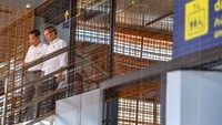 Jokowi meninjau Stasiun Kereta Cepat Jakarta Bandung (KCJB) di Padalarang Kabupaten Bandung Barat, Jawa Barat.