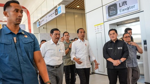 Presiden Joko Widodo (kanan) bersama Menko Kemaritiman dan Investasi Luhut Binsar Pandjaitan (kiri) meninjau Stasiun Kereta Cepat Jakarta Bandung (KCJB) di Padalarang Kabupaten Bandung Barat, Jawa Barat, Rabu (13/9/2023). Presiden Joko Widodo mencoba kereta cepat dari Stasiun Halim menuju Stasiun Padalarang dan dilanjutkan dengan menggunakan kereta pengumpan dari Stasiun Padalarang menuju Stasiun Bandung. ANTARA FOTO/Raisan Al Farisi/nym.