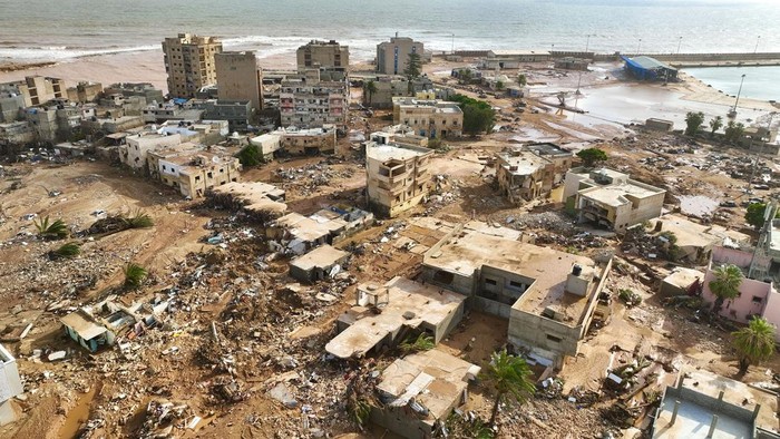 Potret Kerusakan Akibat Banjir di Libya Banjir dahsyat yang dipicu oleh Badai Daniel menerjang Libya. Banjir itu mengakibatkan kerusakan parah di kota Derna.