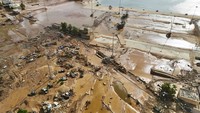 Banyak mobil terguling usai terseret arus banjir. Selain itu, ada juga yang terendam lumpur banjir.  