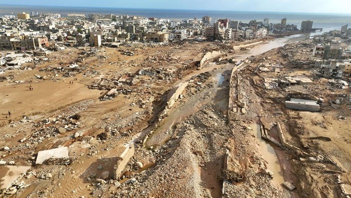 Potret Kerusakan Akibat Banjir di Libya Banjir dahsyat yang dipicu oleh Badai Daniel menerjang Libya. Banjir itu mengakibatkan kerusakan parah di kota Derna.