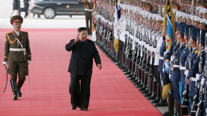 Potret Kim Jong Un Naik Kereta Api Lapis Baja Temui Putin di Rusia North Korean leader Kim Jong Un waves from a private train as he departs Pyongyang, North Korea, to visit Russia, September 10, 2023, in this image released by North Korea's Korean Central News Agency on September 12, 2023. KCNA via REUTERS ATTENTION EDITORS - THIS IMAGE WAS PROVIDED BY A THIRD PARTY. REUTERS IS UNABLE TO INDEPENDENTLY VERIFY THIS IMAGE. NO THIRD PARTY SALES. SOUTH KOREA OUT. NO COMMERCIAL OR EDITORIAL SALES IN SOUTH KOREA. TPX IMAGES OF THE DAY