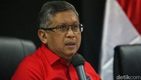 Megawati didampingi oleh Sekjen PDI Perjuangan Hasto Kristiyanto, jajaran PDIP.